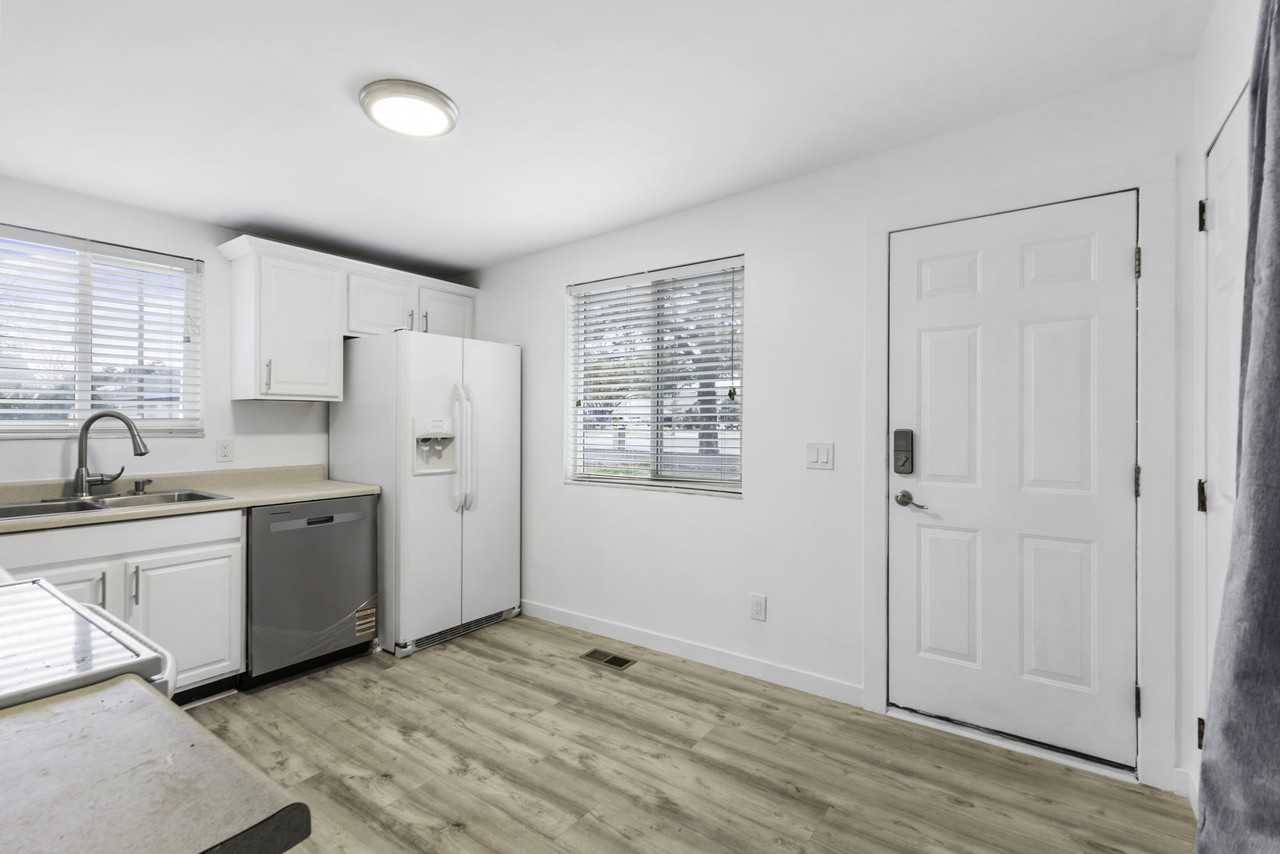 4775 Sw #A - Photo 4 of 26