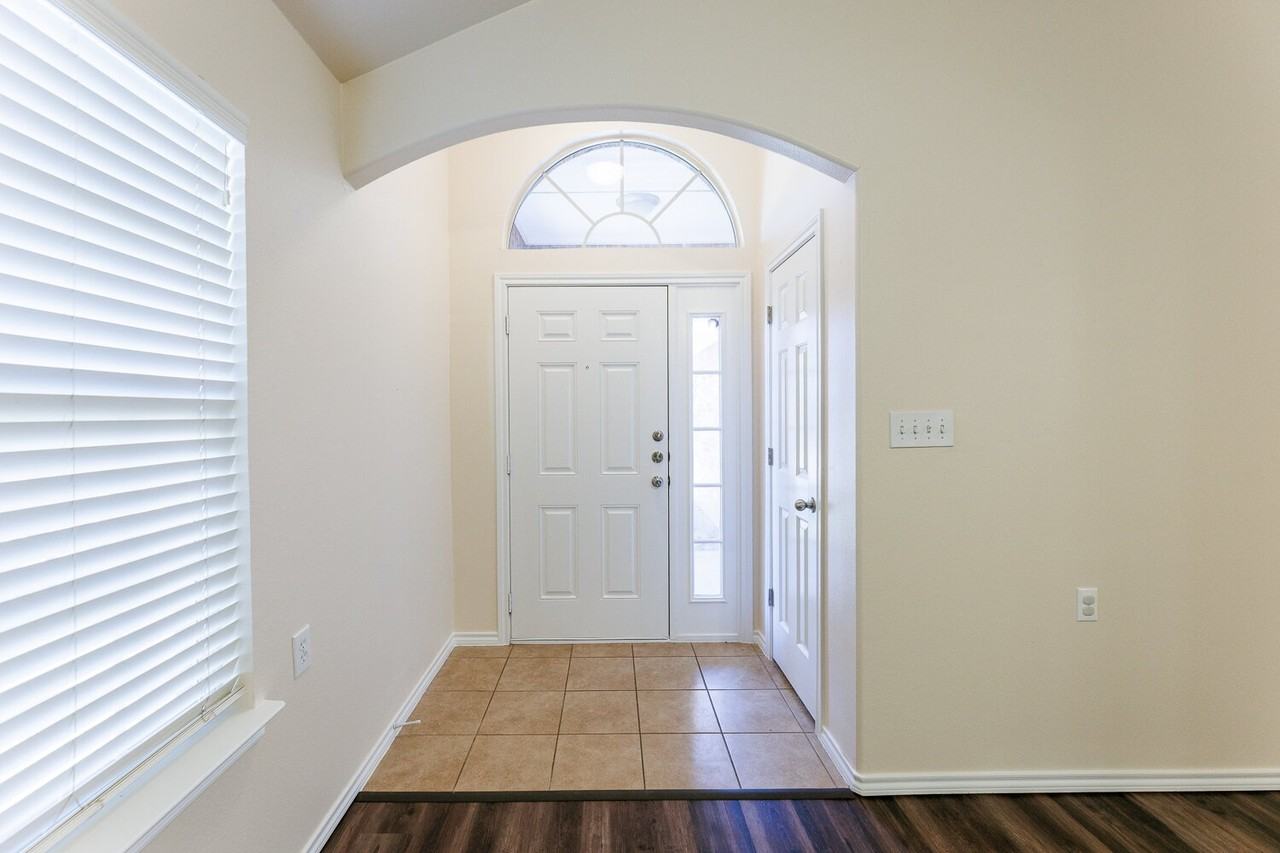 9910 Weatherford Ave - Photo 4 of 35