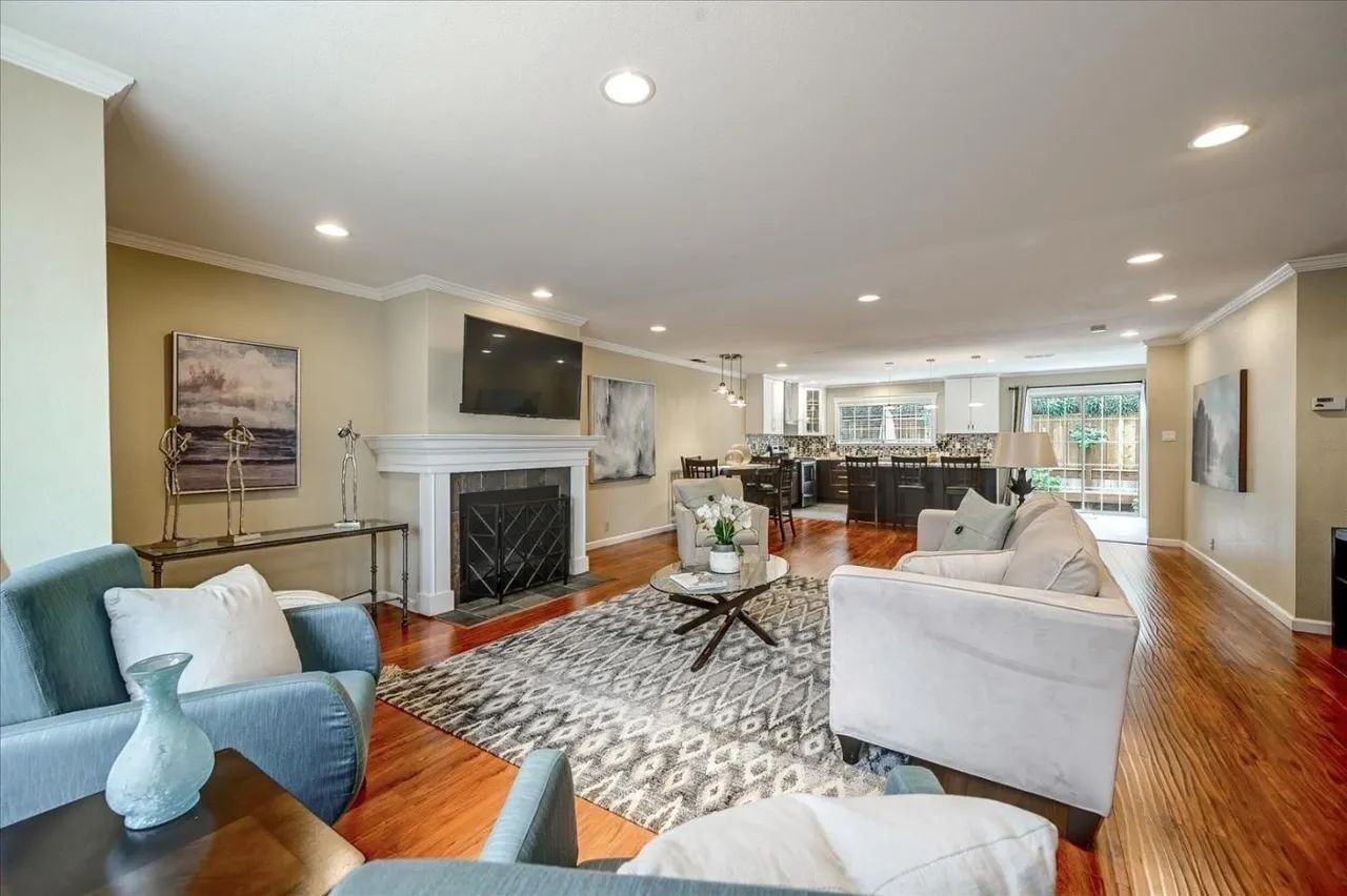 1582 Hudson St - Photo 2 of 14