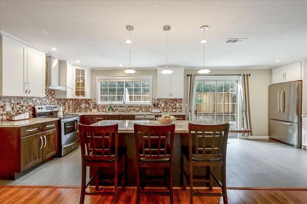 1582 Hudson St - Photo 3 of 14