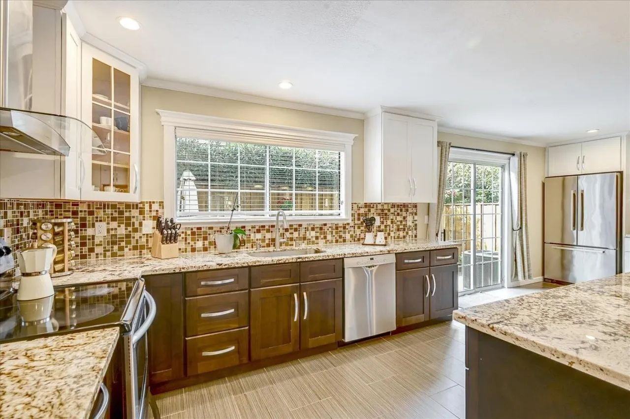 1582 Hudson St - Photo 4 of 14