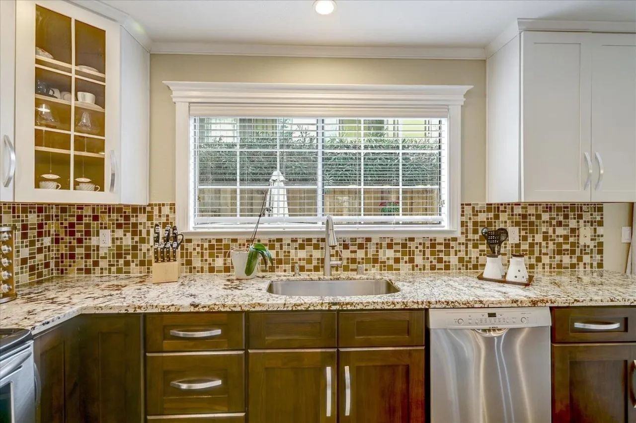 1582 Hudson St - Photo 5 of 14