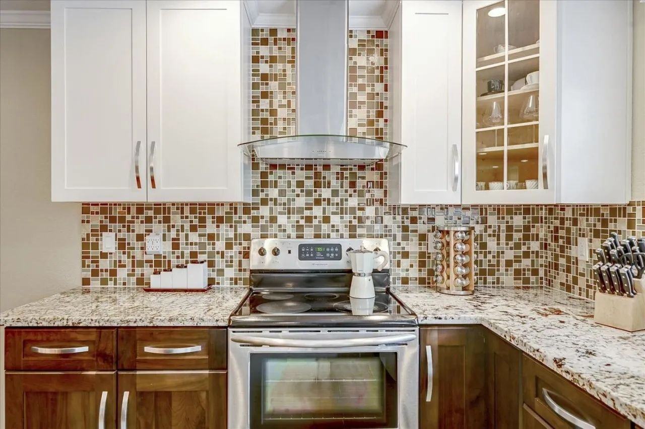 1582 Hudson St - Photo 6 of 14