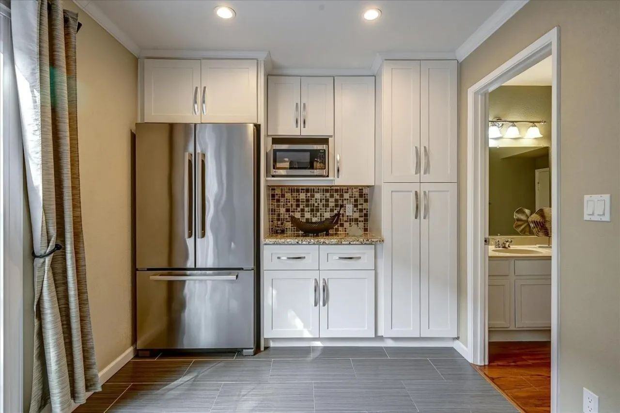 1582 Hudson St - Photo 7 of 14