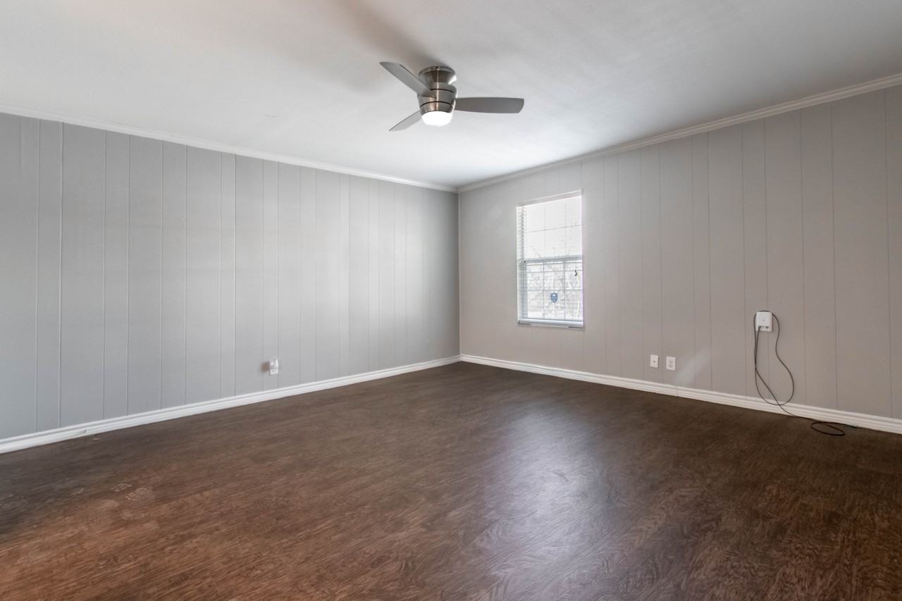 1126 N Bell Ave - Photo 3 of 8