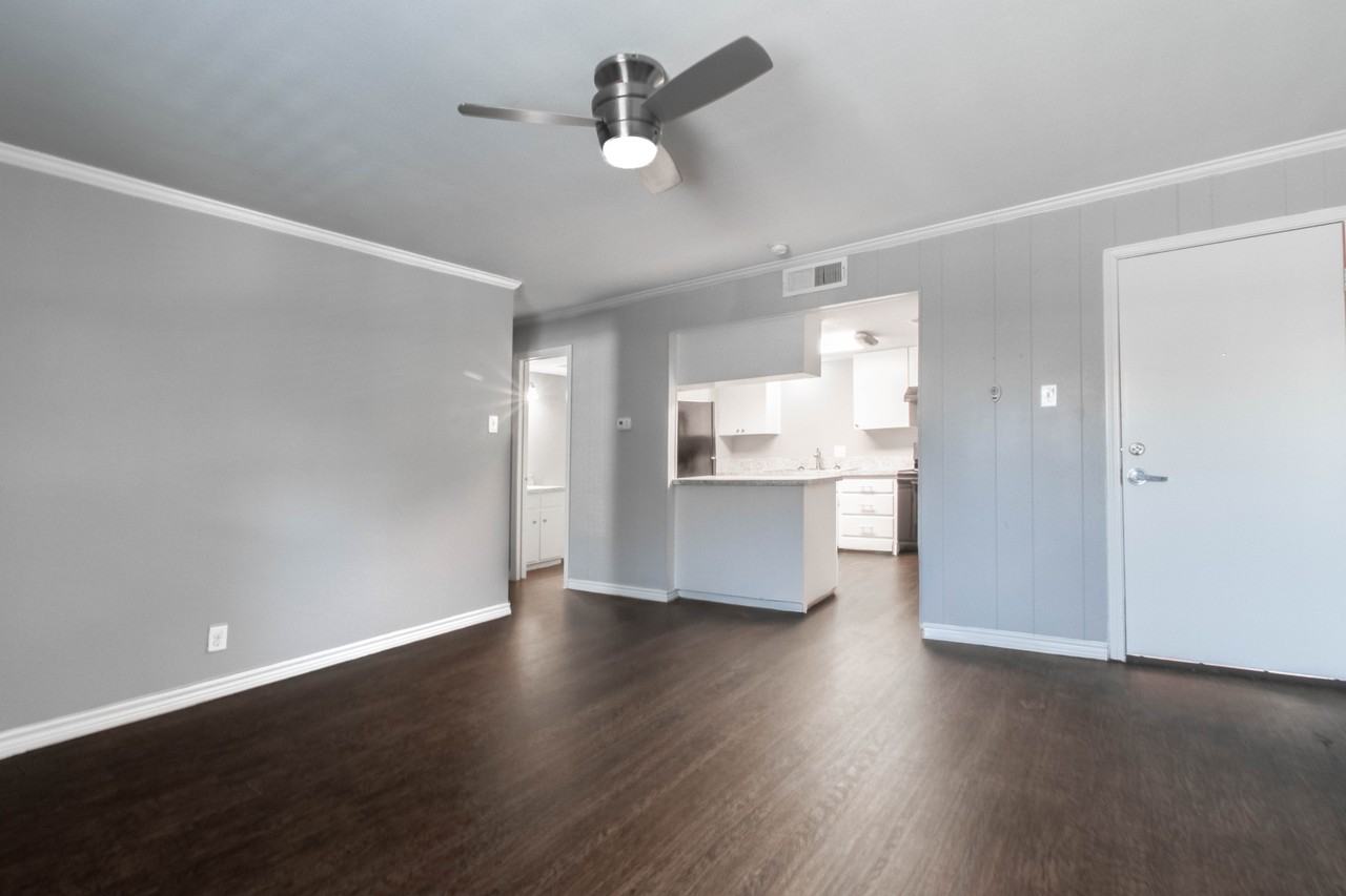 1126 N Bell Ave - Photo 4 of 8