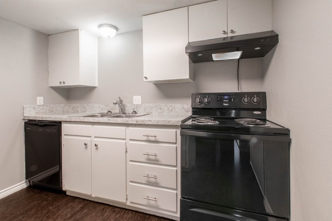 1126 N Bell Ave - Photo 5 of 8