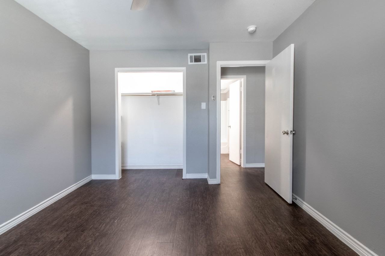 1126 N Bell Ave - Photo 6 of 8