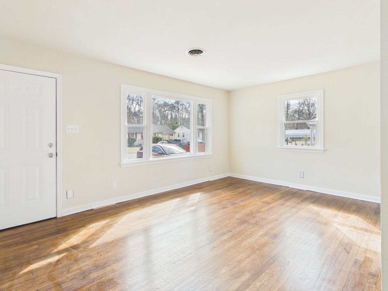 954 Kingsway Rd - Photo 4 of 27