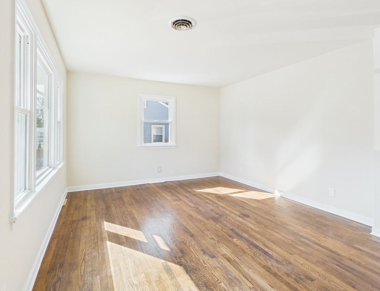 954 Kingsway Rd - Photo 5 of 27