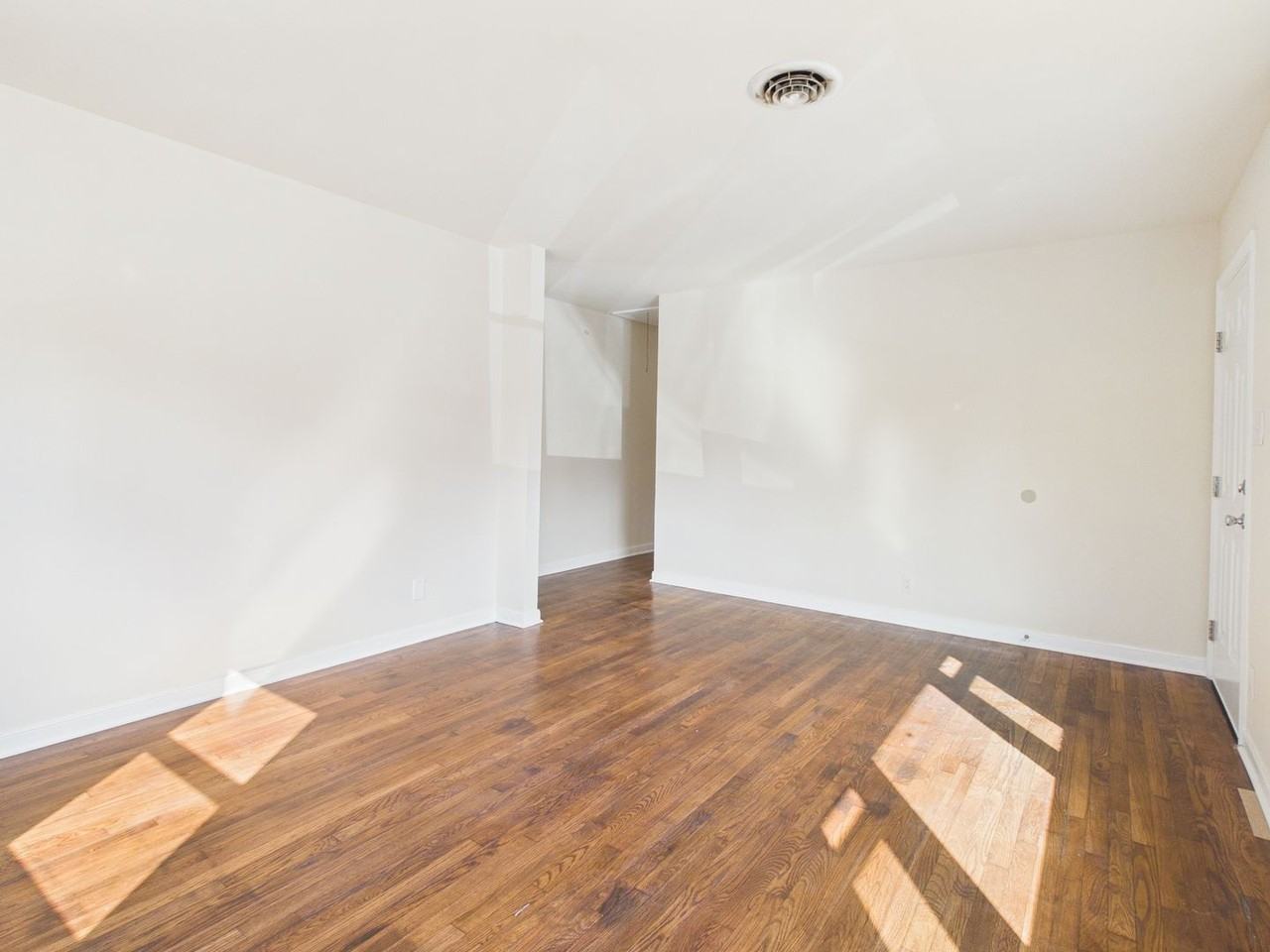 954 Kingsway Rd - Photo 6 of 27