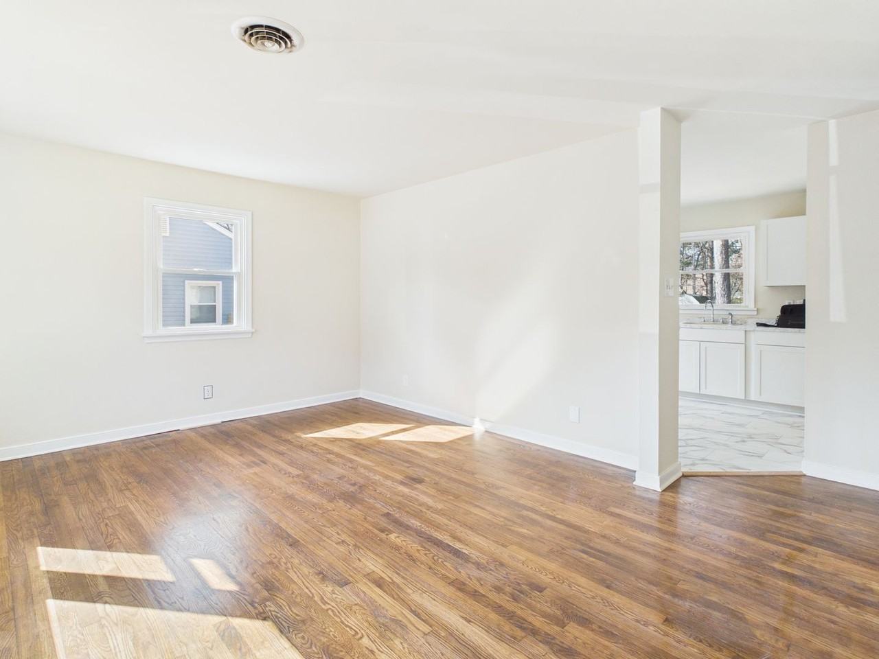 954 Kingsway Rd - Photo 7 of 27