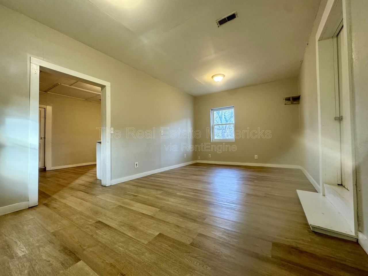 208 Wilson St - Photo 4 of 11