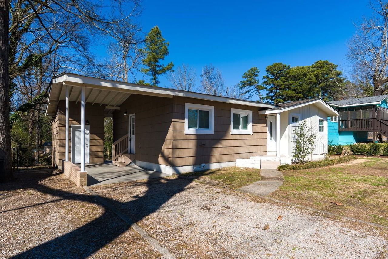 1236 Oakwood St - Photo 2 of 26