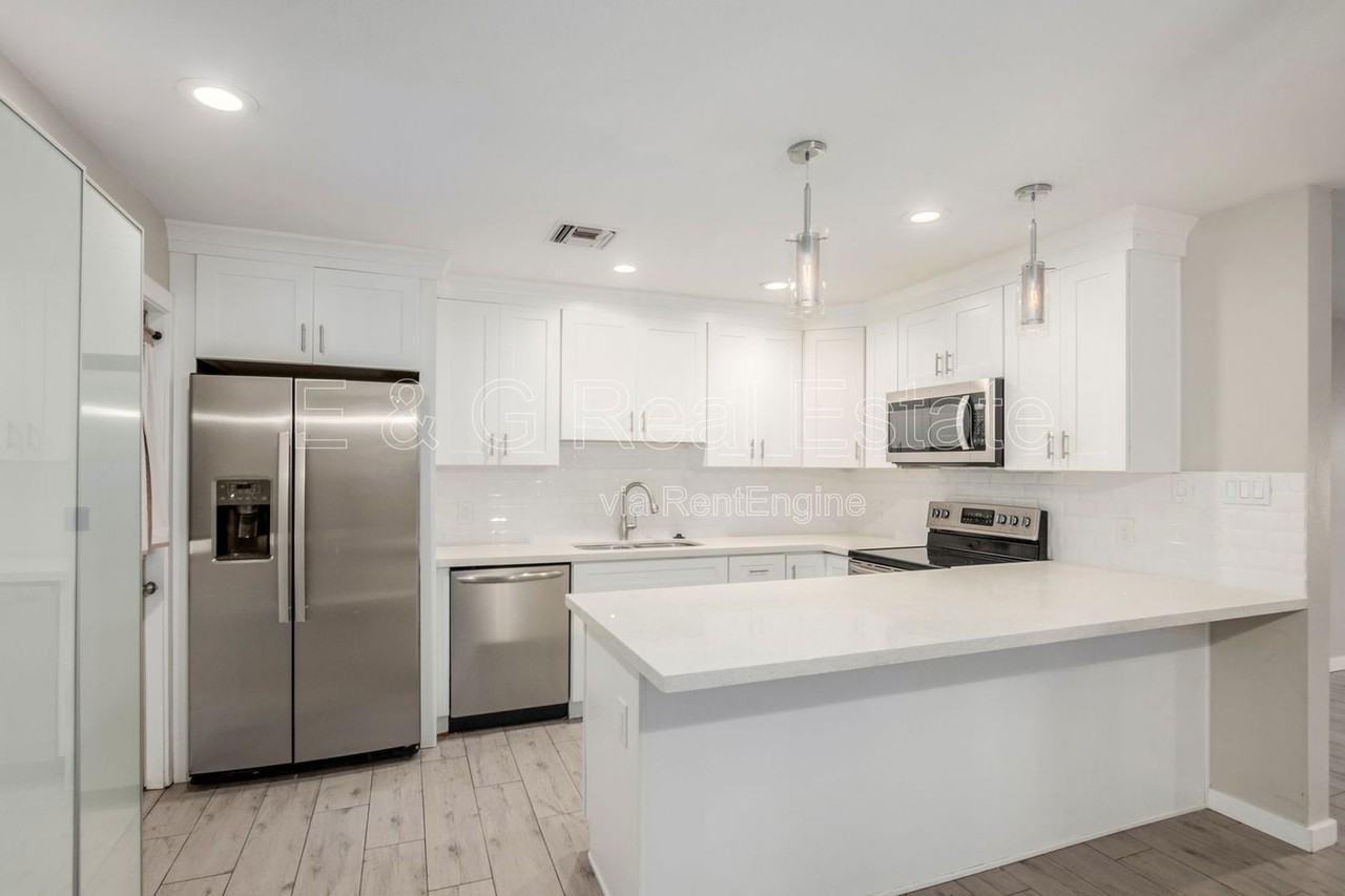 1208 W 6th St - Photo 5 of 24