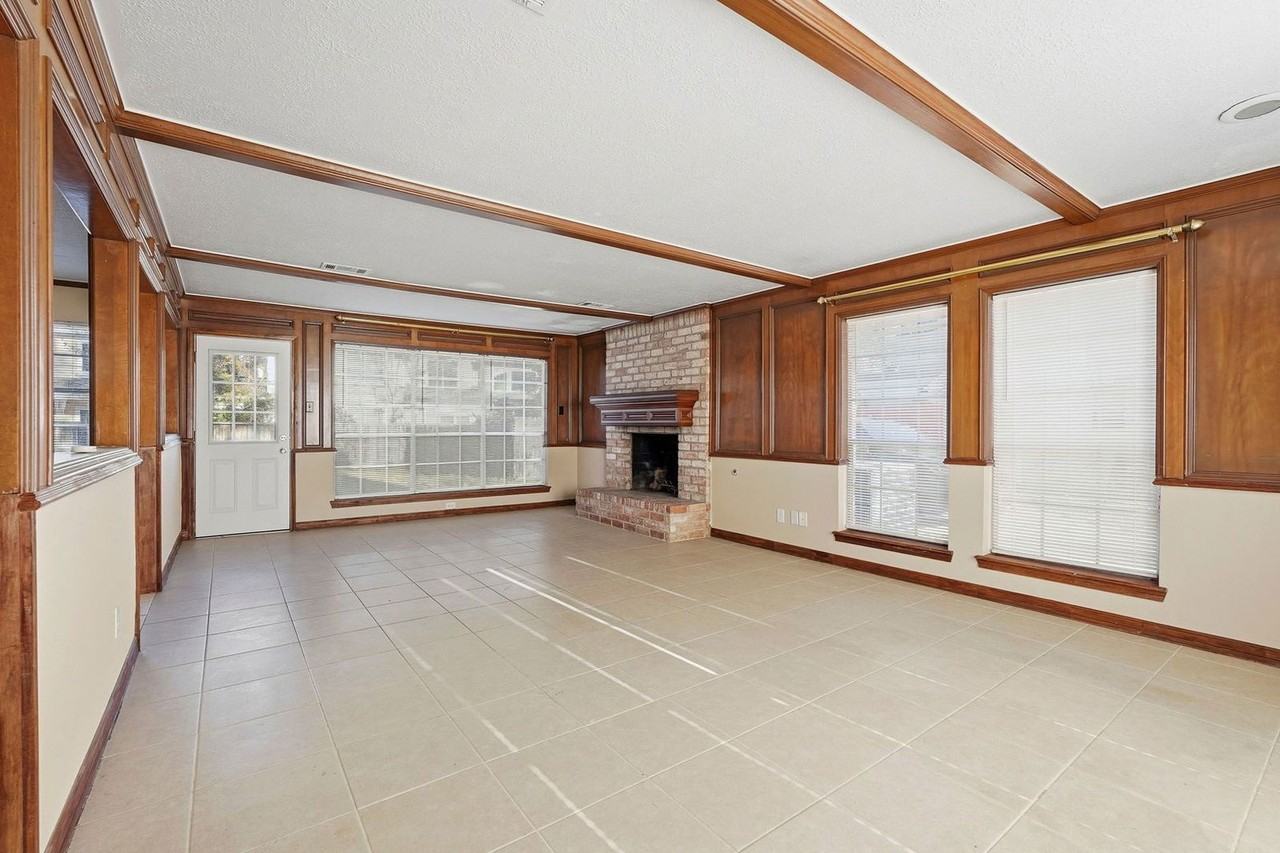 16014 Southampton Dr - Photo 4 of 25