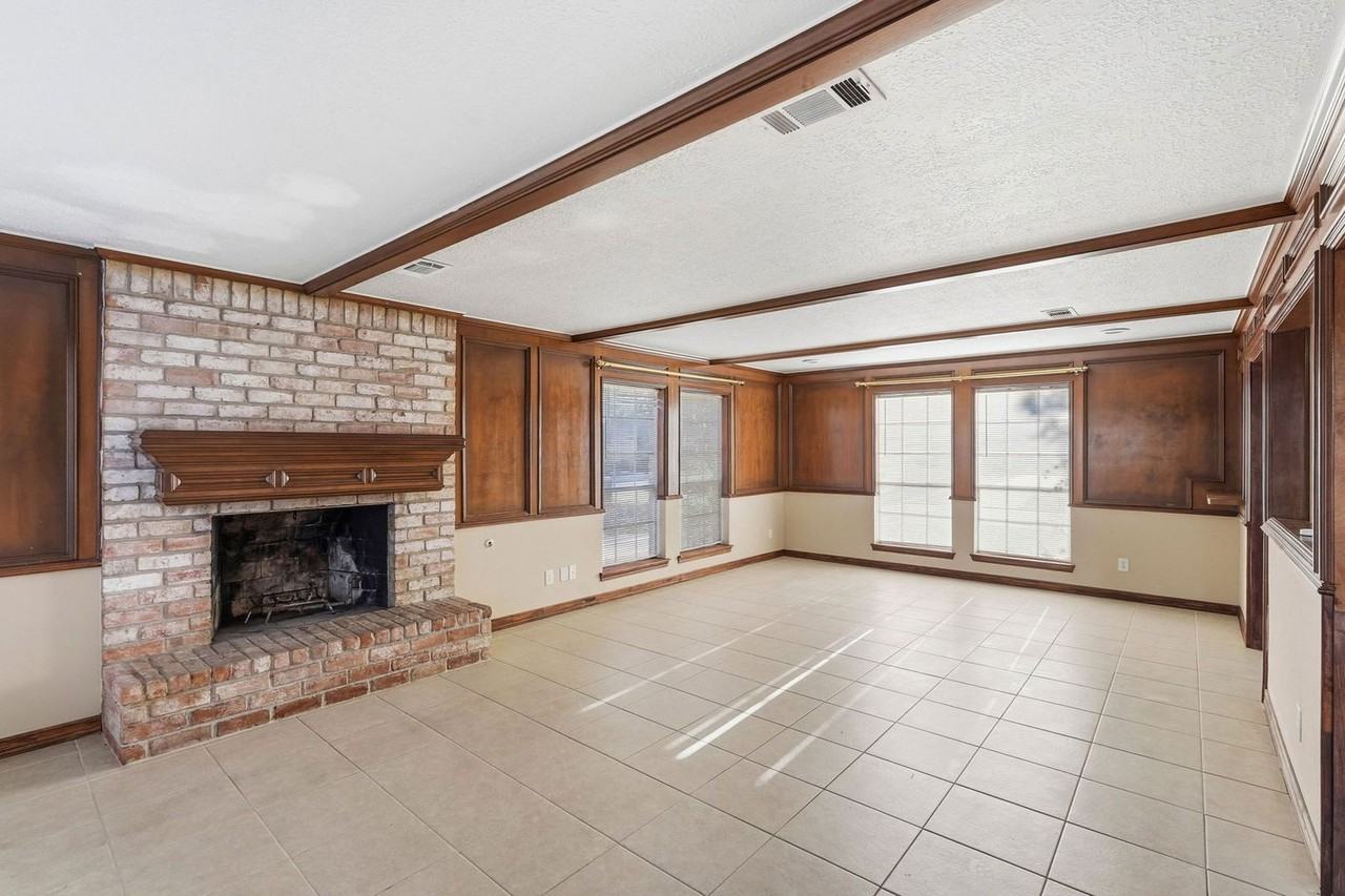 16014 Southampton Dr - Photo 5 of 25