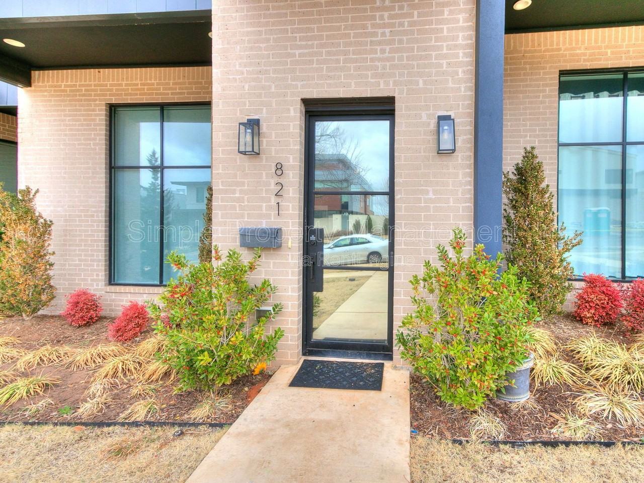 821 Nw 8th St - Photo 2 of 34