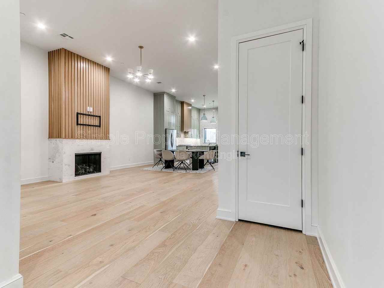 821 Nw 8th St - Photo 4 of 34