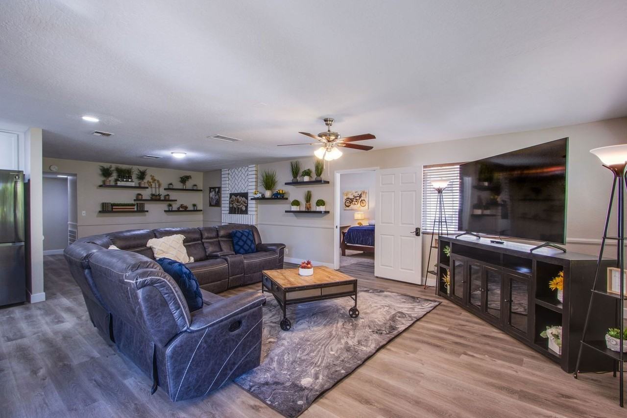 2342 Viewcrest Rd - Photo 4 of 31