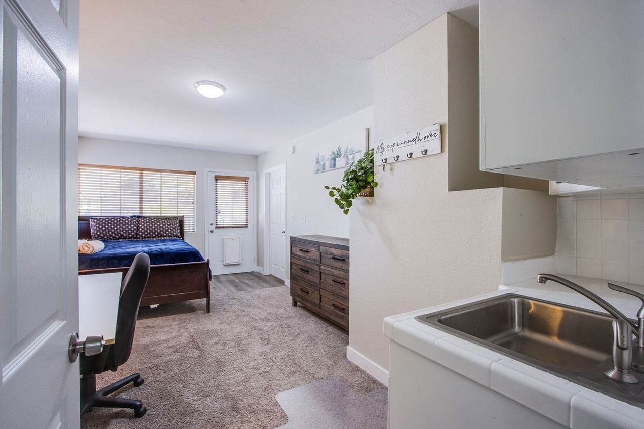 2342 Viewcrest Rd - Photo 7 of 31