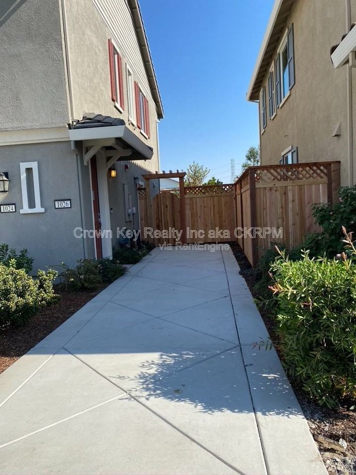 1026 S Prosperity St - Photo 2 of 17