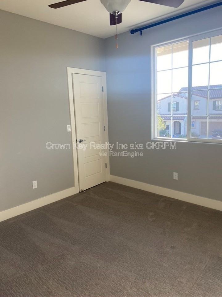 1026 S Prosperity St - Photo 5 of 17