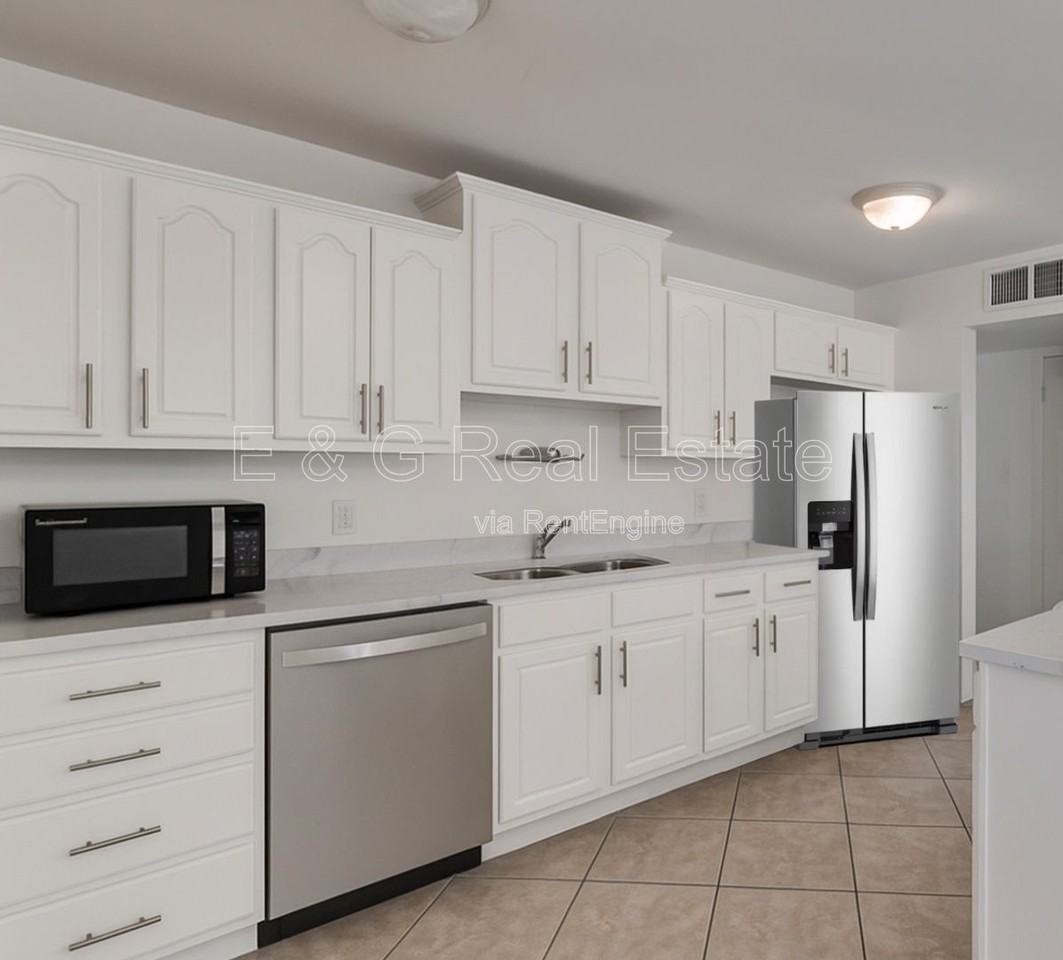 1308 W 6th St - Photo 2 of 22