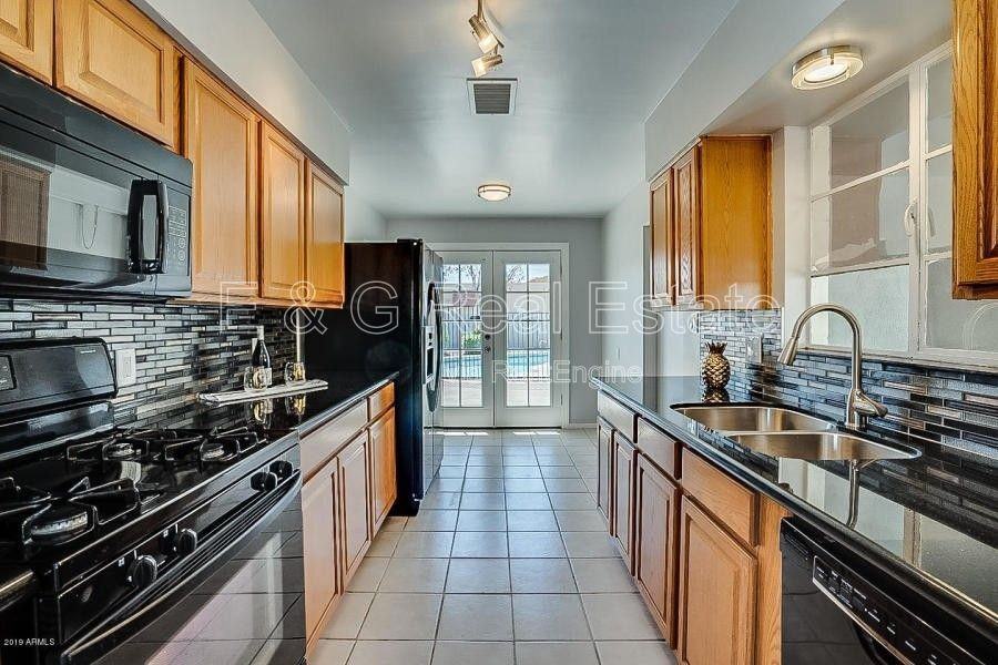 543 W 19th St - Photo 4 of 21