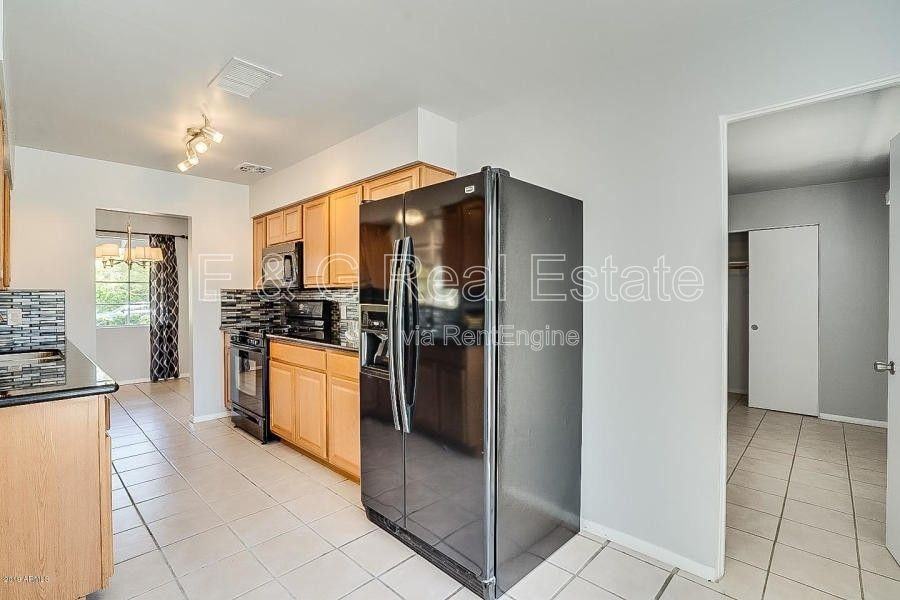 543 W 19th St - Photo 6 of 21