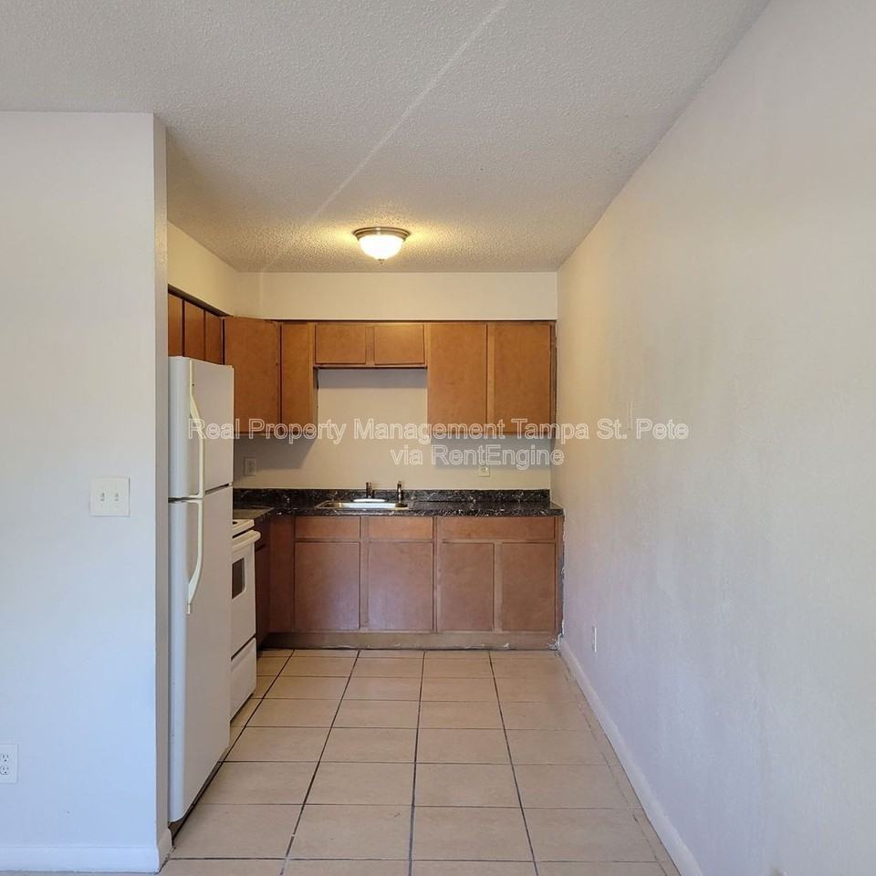 8429 N 39th St #4 - Photo 5 of 20