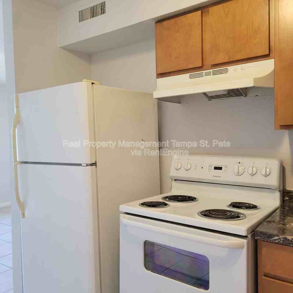 8429 N 39th St #4 - Photo 7 of 20