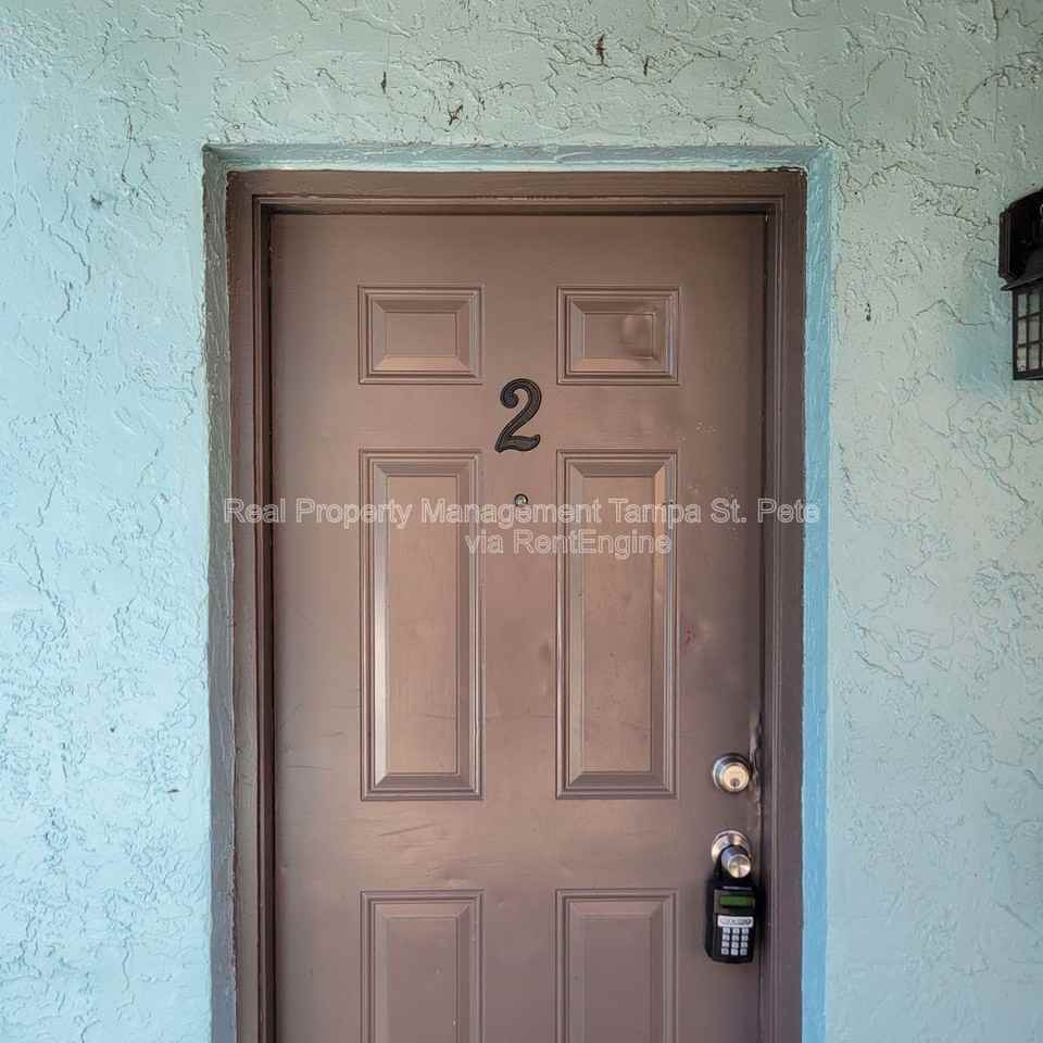 8427 N 39th St #2 - Photo 2 of 21
