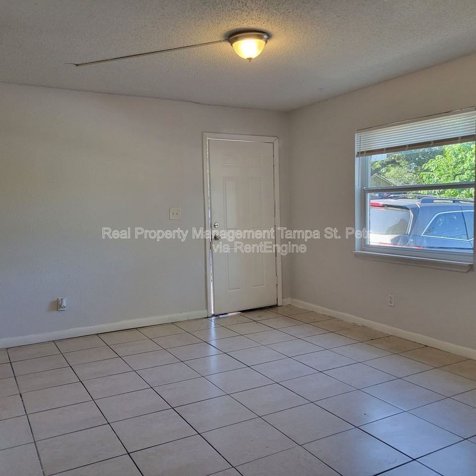 8427 N 39th St #2 - Photo 4 of 21