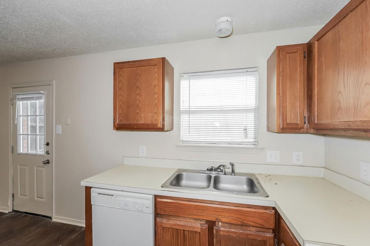 5853 Shadydell Dr - Photo 4 of 15