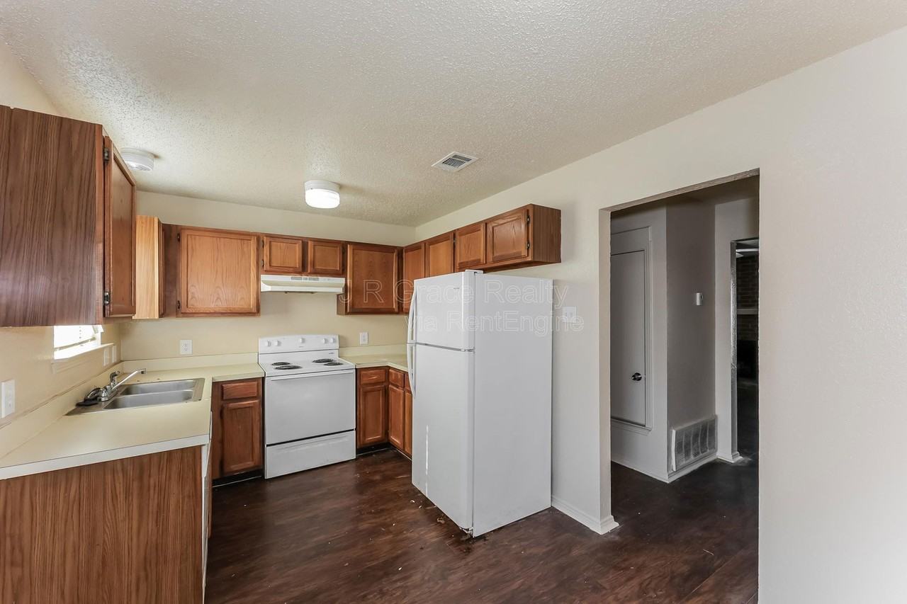 5853 Shadydell Dr - Photo 5 of 15