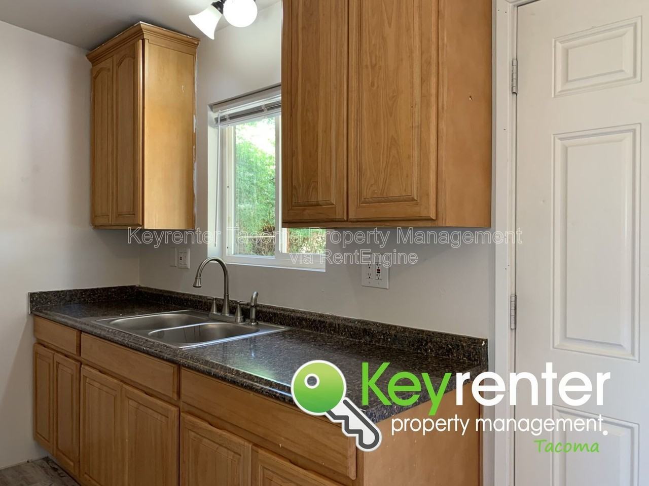 1713 S 43rd St - Photo 7 of 21