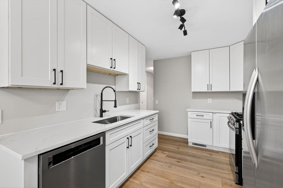 5016 Fernhill Dr - Photo 2 of 41