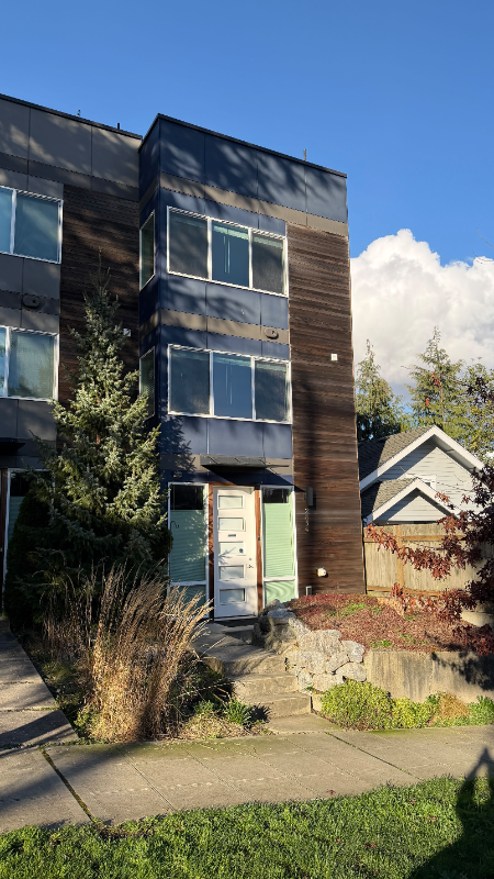 2854 Sw Adams St - Photo 2 of 9