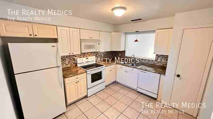 7628 University Garden Dr - Photo 5 of 25