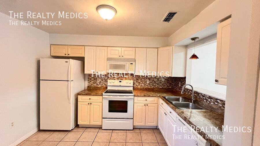 7628 University Garden Dr - Photo 6 of 25