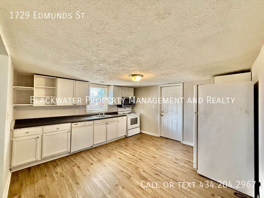 1729 Edmunds St - Photo 4 of 7