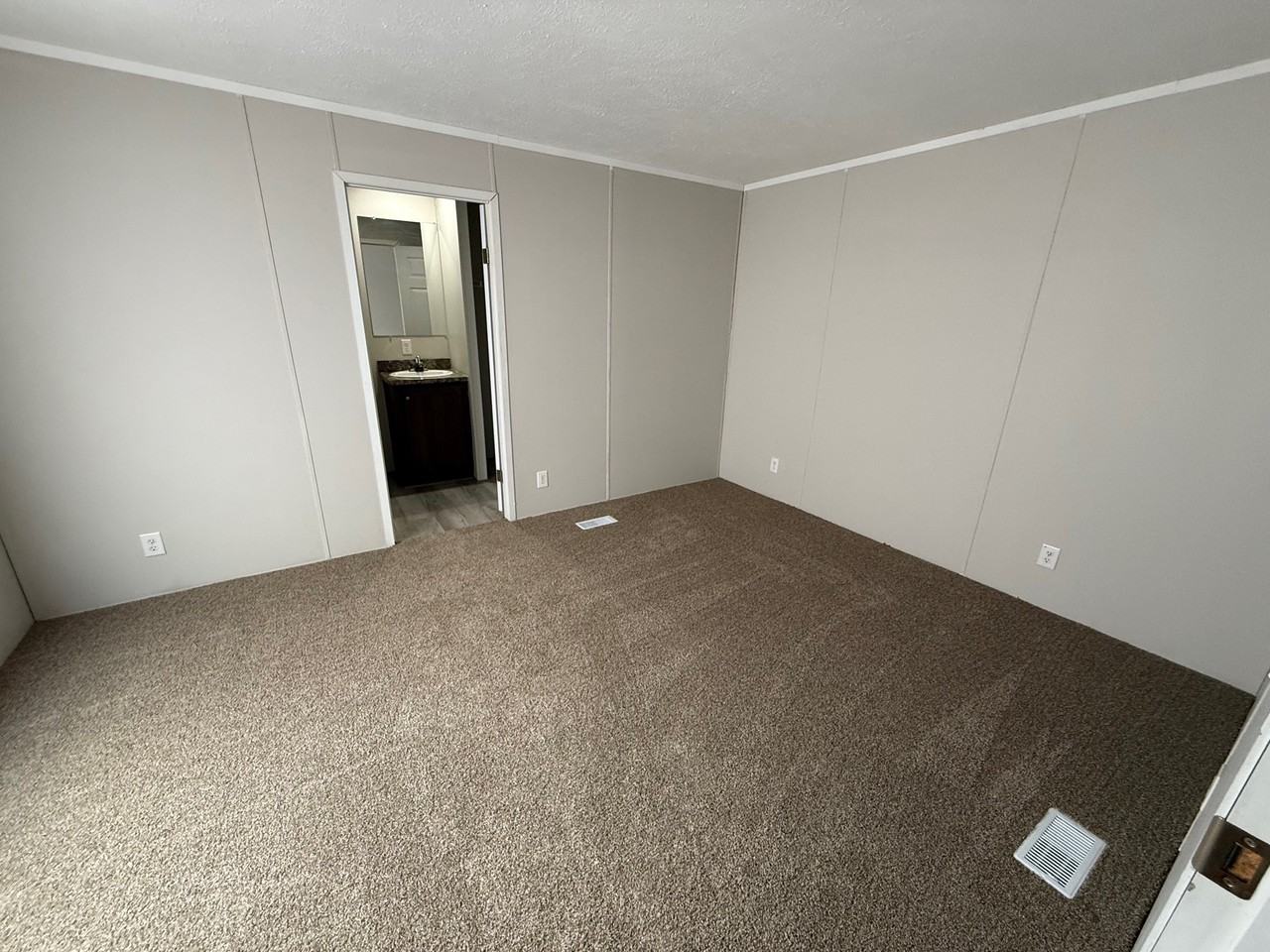 124 Campbell Dr - Photo 3 of 12