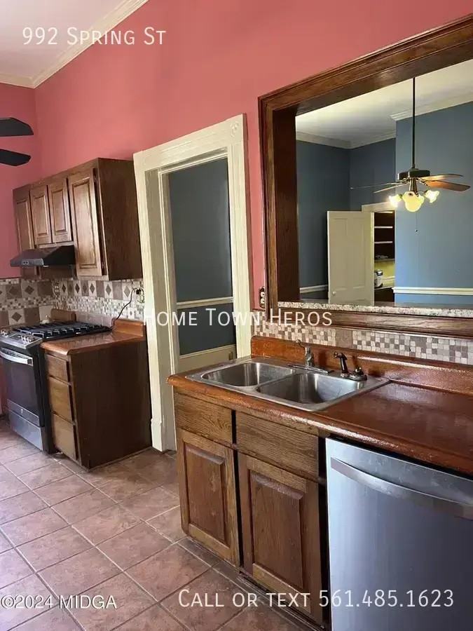 992 Spring St - Photo 6 of 11