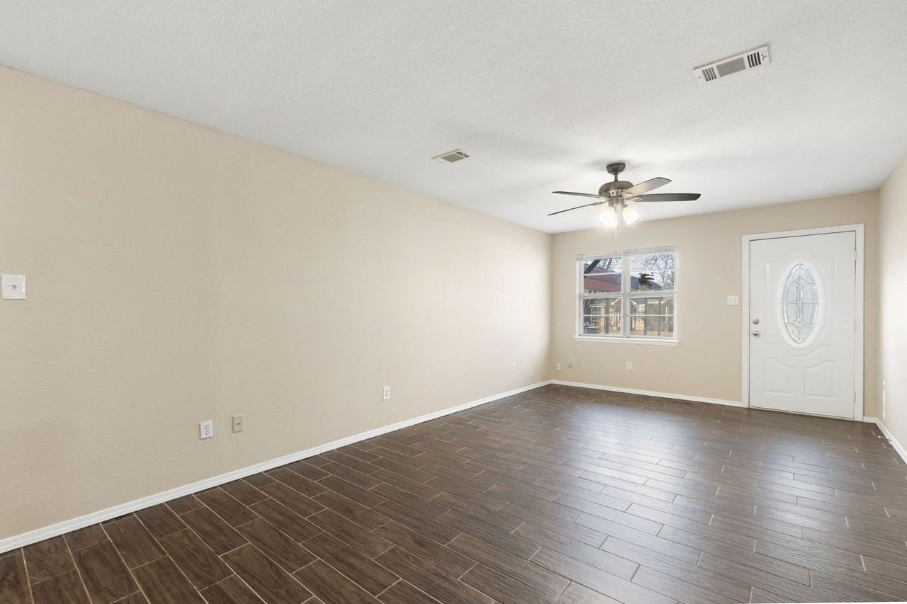 909 Essex St - Photo 4 of 23