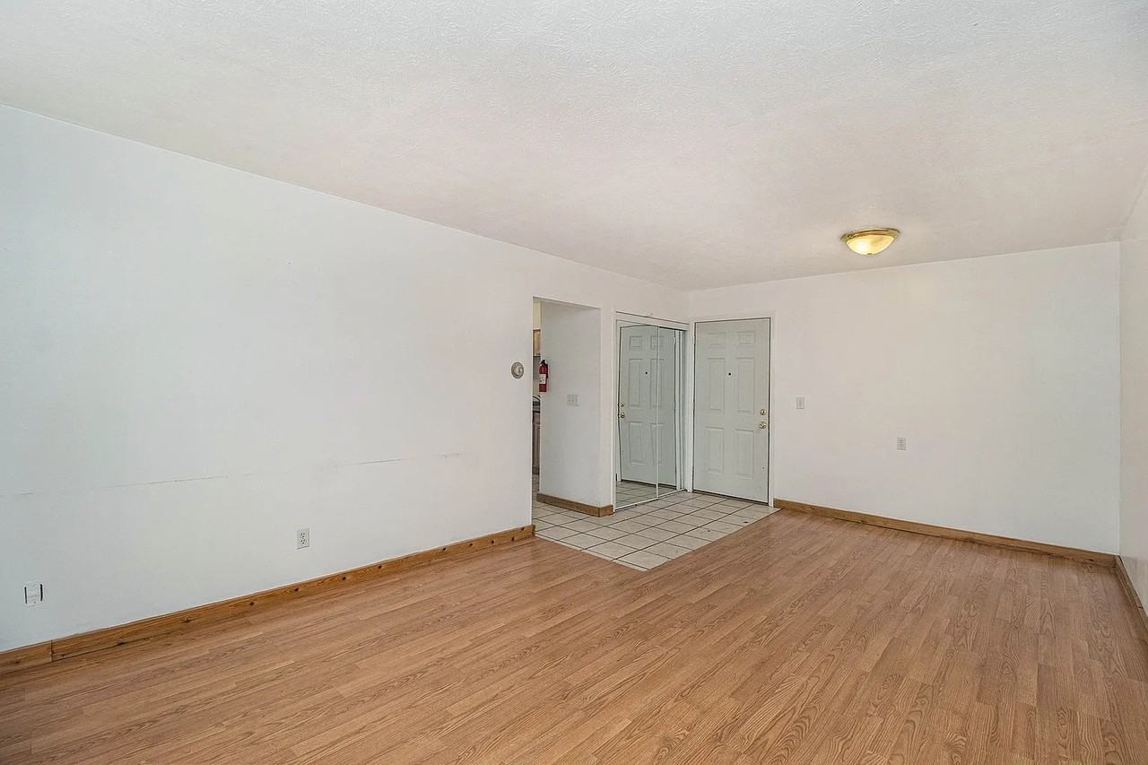 1201 Greenwood Ave #1 - Photo 3 of 7