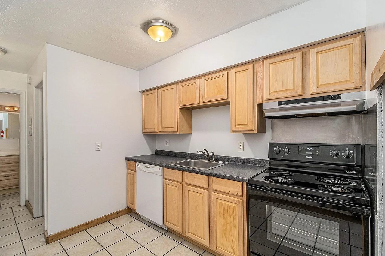 1201 Greenwood Ave #1 - Photo 5 of 7