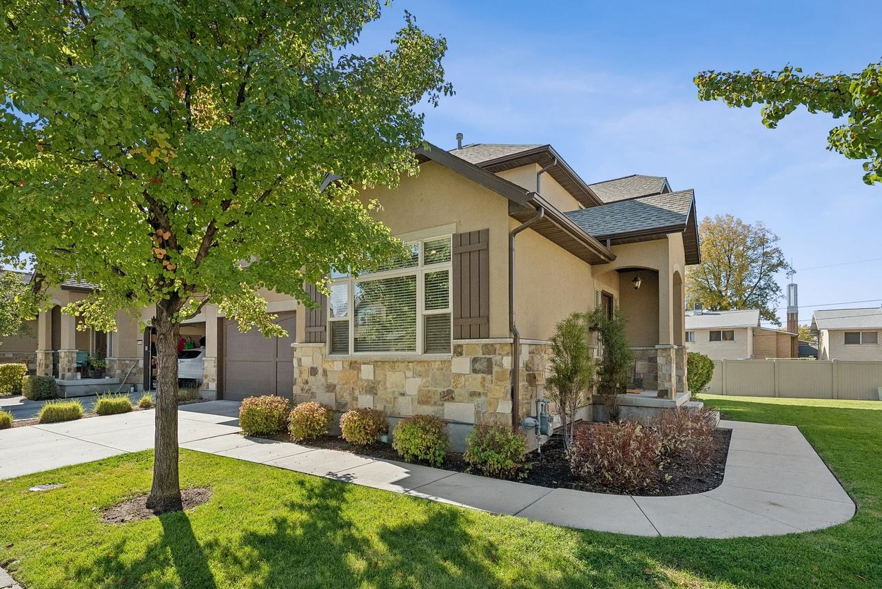 7256 Whitecrest Way - Photo 2 of 25