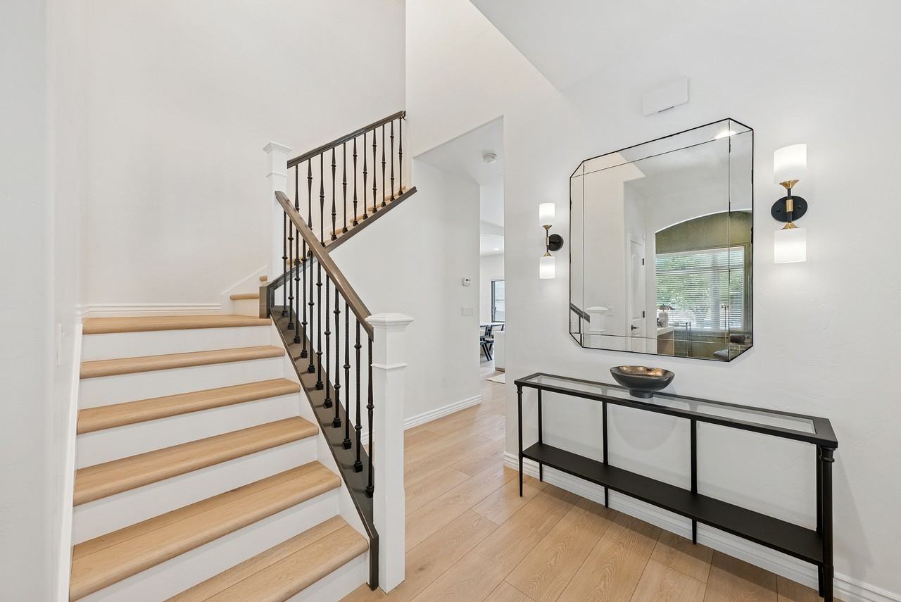 7256 Whitecrest Way - Photo 3 of 25