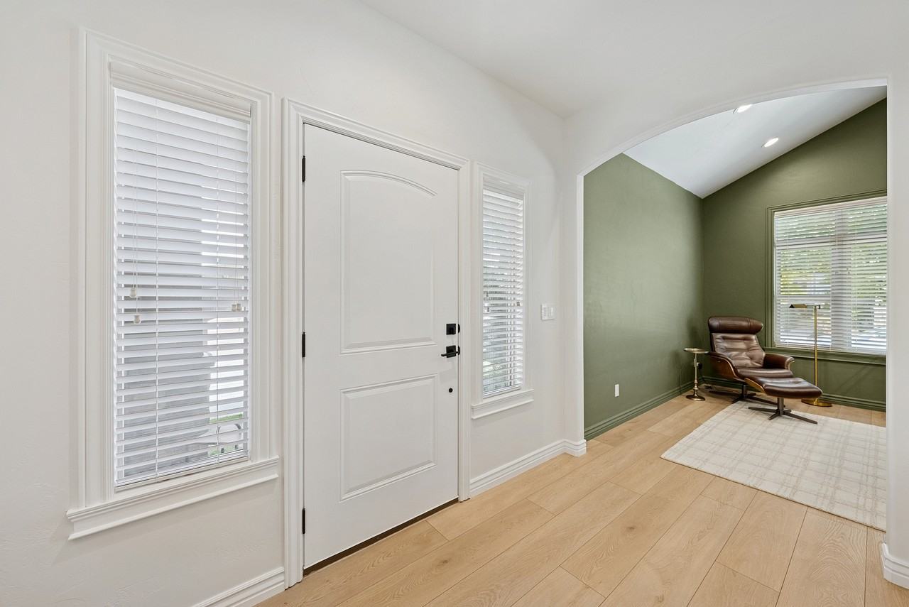 7256 Whitecrest Way - Photo 4 of 25